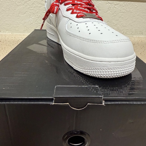 Nike Air Force 1 Low Supreme - Picture 4 of 5